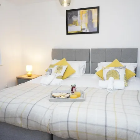 Апартаменты 2Bedrm-4Guests-Parking-Nearstation Лондон Экстерьер фото
