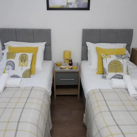 Апартаменты 2Bedrm-4Guests-Parking-Nearstation Лондон Экстерьер фото