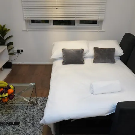 Апартаменты 2Bedrm-4Guests-Parking-Nearstation Лондон Экстерьер фото